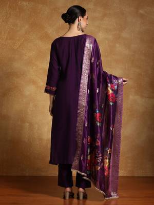 Women Floral Embroidered Regular Thread Work Kurta with Trousers & With Dupatta 5