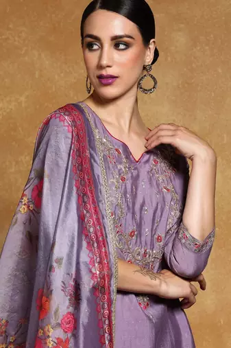Women Floral Embroidered Regular Kurta with Trousers & With Dupatta