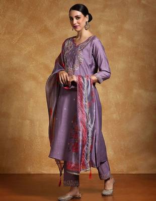 Women Floral Embroidered Regular Kurta with Trousers & With Dupatta 1
