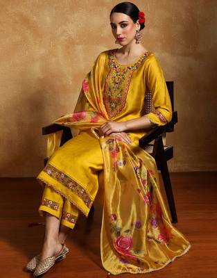 Women Floral Embroidered Regular Thread Work Kurta with Trousers & With Dupatta 3