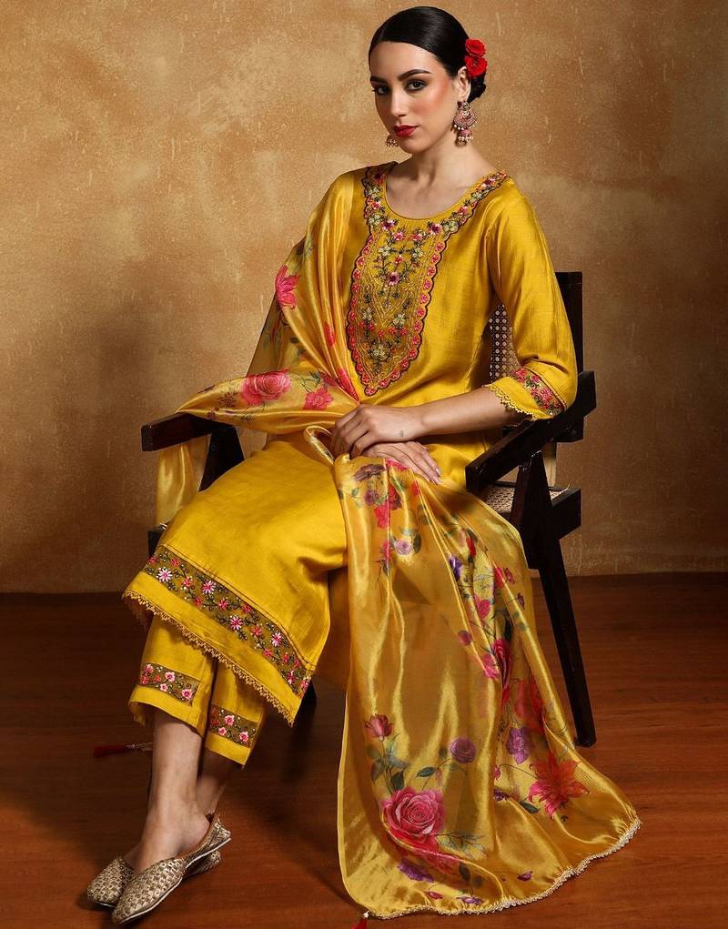 Women Floral Embroidered Regular Thread Work Kurta with Trousers & With Dupatta