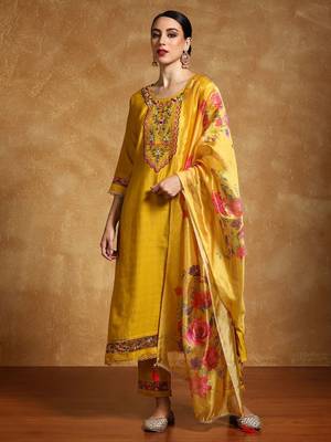 Women Floral Embroidered Regular Thread Work Kurta with Trousers & With Dupatta 4