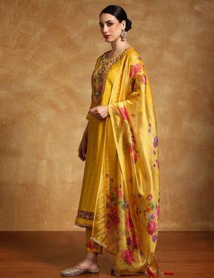 Women Floral Embroidered Regular Thread Work Kurta with Trousers & With Dupatta 1