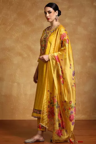 Women Floral Embroidered Regular Thread Work Kurta with Trousers & With Dupatta