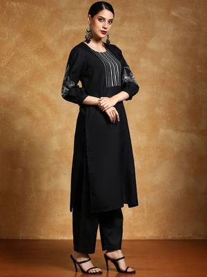 Floral Embroidered Thread Work Round Neck Straight Kurta With Trousers 5