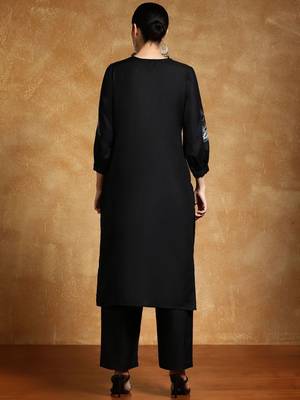 Floral Embroidered Thread Work Round Neck Straight Kurta With Trousers 6