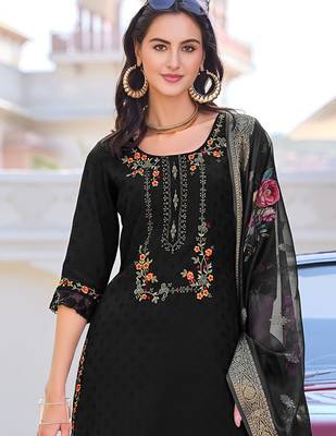Women Floral Embroidered Regular Thread Work Kurta with Trousers & With Dupatta 2