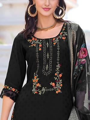 Women Floral Embroidered Regular Thread Work Kurta with Trousers & With Dupatta 3