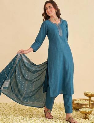Yoke Design Thread Work Notc Neck Straight Republic Day Kurta With Trousers And Dupatta 2