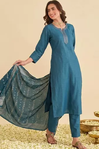 Yoke Design Thread Work Notc Neck Straight Republic Day Kurta With Trousers And Dupatta