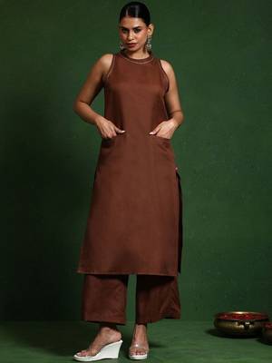 Women Regular Thread Work Kurta with Trousers 2