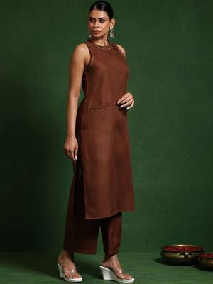 Women Regular Thread Work Kurta with Trousers 4