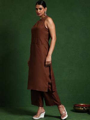 Women Regular Thread Work Kurta with Trousers 5