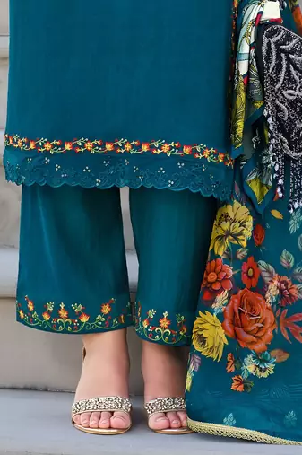 Women Floral Embroidered Regular Thread Work Kurta with Trousers & With Dupatta