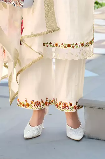 Women Floral Embroidered Regular Thread Work Kurta with Trousers & With Dupatta