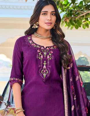 Women Floral Embroidered Regular Thread Work Kurta with Trousers & With Dupatta 2