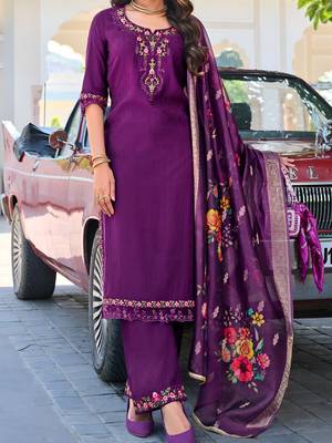 Women Floral Embroidered Regular Thread Work Kurta with Trousers & With Dupatta 3