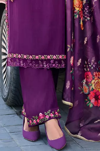 Women Floral Embroidered Regular Thread Work Kurta with Trousers & With Dupatta