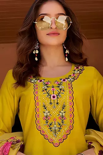 Women Floral Embroidered Regular Thread Work Kurta with Trousers & With Dupatta