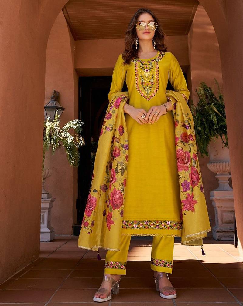 Women Floral Embroidered Regular Thread Work Kurta with Trousers & With Dupatta