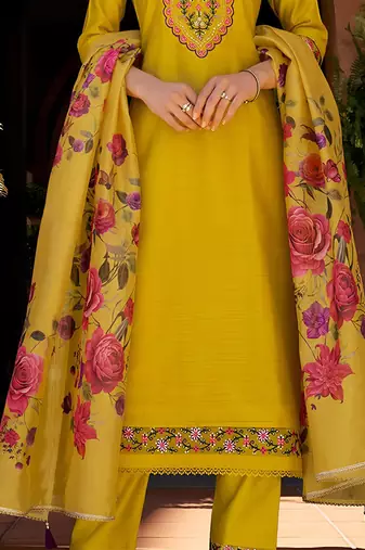 Women Floral Embroidered Regular Thread Work Kurta with Trousers & With Dupatta