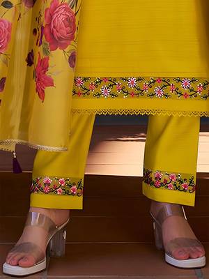 Women Floral Embroidered Regular Thread Work Kurta with Trousers & With Dupatta 4