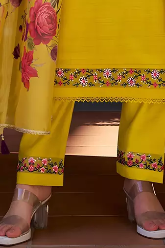 Women Floral Embroidered Regular Thread Work Kurta with Trousers & With Dupatta