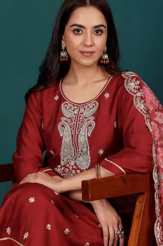 Women Floral Embroidered Regular Kurta with Trousers & With Dupatta