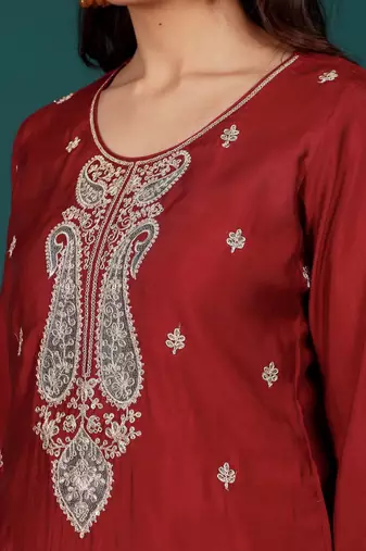 Women Floral Embroidered Regular Kurta with Trousers & With Dupatta