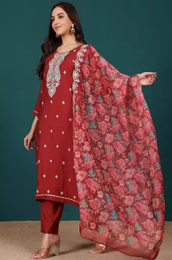 Women Floral Embroidered Regular Kurta with Trousers & With Dupatta