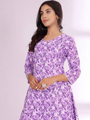 Lavender Floral Printed V-Neck Thread Work Kurta with Trousers 2