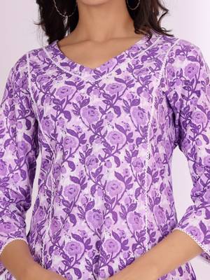 Lavender Floral Printed V-Neck Thread Work Kurta with Trousers 3
