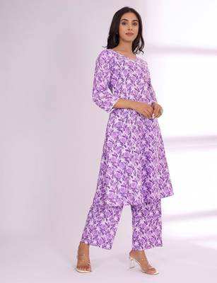 Lavender Floral Printed V-Neck Thread Work Kurta with Trousers 5