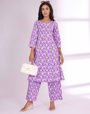 Lavender Floral Printed V-Neck Thread Work Kurta with Trousers 7