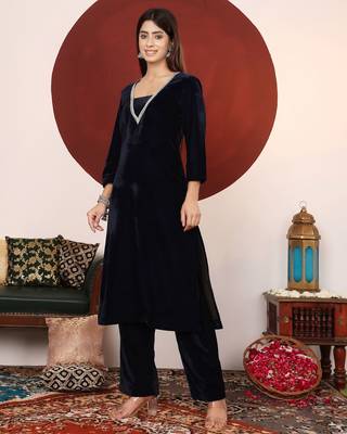Gotta Patti V-Neck Velvet Straight Kurta With Trousers 4