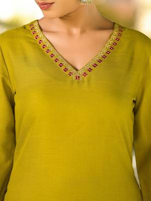 Green Embroidered V-Neck Flared Sleeves Straight Kurta With Trousers 2