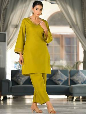 Green Embroidered V-Neck Flared Sleeves Straight Kurta With Trousers 3