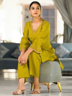 Green Embroidered V-Neck Flared Sleeves Straight Kurta With Trousers 5