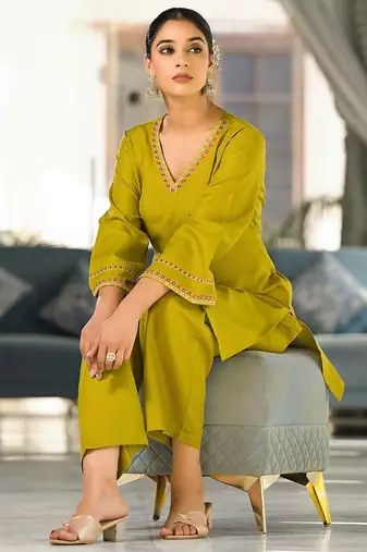 Green Embroidered V-Neck Flared Sleeves Straight Kurta With Trousers