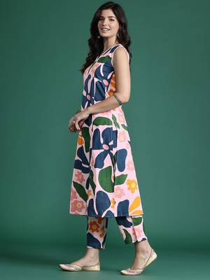 Floral Printed Panelled Pure Cotton Kurta with Trousers 4