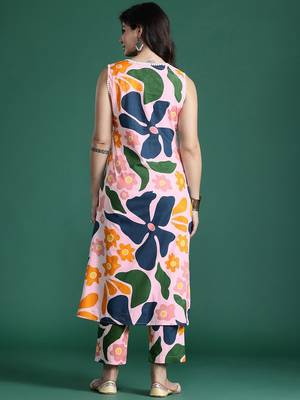 Floral Printed Panelled Pure Cotton Kurta with Trousers 5