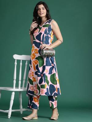 Floral Printed Panelled Pure Cotton Kurta with Trousers 6