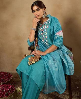 Women Floral Embroidered Regular Thread Work Kurta with Trousers & Dupatta 1