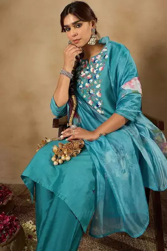 Women Floral Embroidered Regular Thread Work Kurta with Trousers & Dupatta