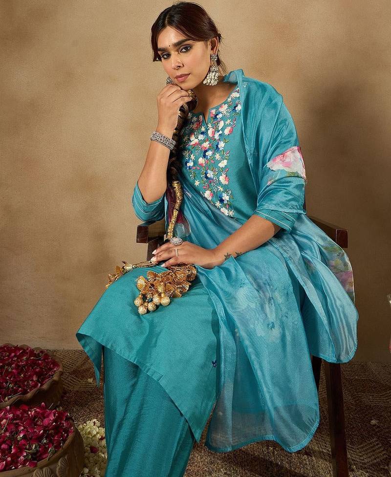 Women Floral Embroidered Regular Thread Work Kurta with Trousers & Dupatta