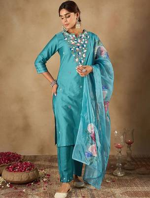 Women Floral Embroidered Regular Thread Work Kurta with Trousers & Dupatta 2