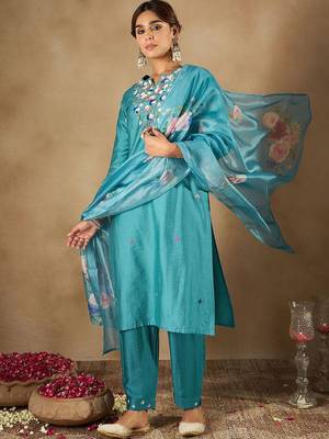 Women Floral Embroidered Regular Thread Work Kurta with Trousers & Dupatta 5