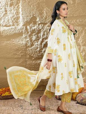 Women Floral Printed Pleated Pure Cotton Kurta with Trousers & Dupatta 5