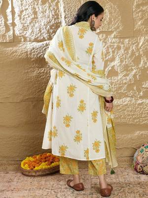 Women Floral Printed Pleated Pure Cotton Kurta with Trousers & Dupatta 6