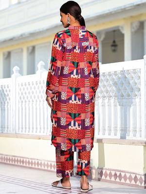 Women Printed Regular Kurta with Trousers 5